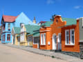 Lüderitz, Namibia – orange, gelb, blau: Fassadenfarben inmitten karger Küstenwüste