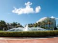 Grand Bahama, Bahamas – Springbrunnen vor Hotelanlage mit Palmen