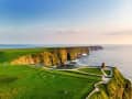 Cliffs of Moher, Irland – Grüne Felsen mit Aussichtsturm am Atlantik