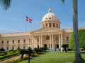 Santo Domingo, Dominikanische Republik - Palacio Nacional mit Säulen und Gartenanlage