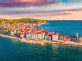 Piran, Slowenien - Luftaufnahme der Altstadt auf einer Halbinsel mit roten Dächern und blauem Meer