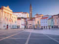 Piran, Slowenien - Tartini-Platz mit historischen Gebäuden, Statue und Kirchturm im Hintergrund