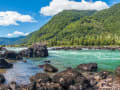 Puerto Chacabuco in Chile – Türkisfarbener Fluss zwischen Felsen und Waldbergen