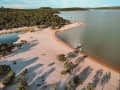 Alter do Chão, Brasil – Ampla paisagem de areia com lagoa e margem do Amazonas
