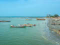Banjul, Gambie – Pirogues colorées le long de la côte de Banjul