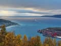 Narvik, Norwegen – Blick über den Ofotfjord und den Hafen von Narvik