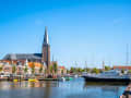 Harlingen, Países Bajos – Edificios históricos en una calle peatonal