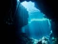 Miyakojima, Japón – Paisaje submarino entre formaciones rocosas