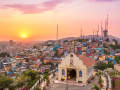 Guayaquil, Ecuador – Stadtpanorama mit farbenfrohen Fassaden und Kirche