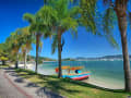 Porto Belo, Santa Catarina, Brasilien – Farbenfrohes Boot am Strand vor ruhiger Bucht