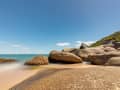 Porto Belo, Santa Catarina, Brasilien – Sandstrand zwischen abgerundeten Küstenfelsen