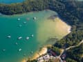 Porto Belo, Santa Catarina, Brasilien – Ruhige Bucht mit hellem Sandstrand und bewaldeter Küste