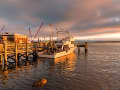 Cape Cod Canal, USA – Motorboot an einem Holzsteg bei Sonnenuntergang