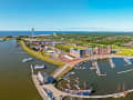 Lelystad, Países Baixos – Vista aérea do porto com veleiros