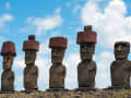 Hanga Roa, Isla de Pascua, Chile – Estatuas moái con pukao rojos