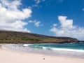 Hanga Roa, Isla de Pascua, Chile – Playa de arena clara junto a una bahía turquesa