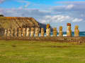 Hanga Roa, Isla de Pascua, Chile – Fila de moáis frente a la costa rocosa