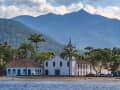 Parati, Río de Janeiro, Brasil – Iglesia histórica junto al agua frente a verdes montañas