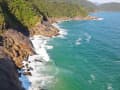 Parati, Río de Janeiro, Brasil – Costa rocosa con aguas turquesas y bosque tropical