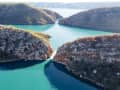 Talbot Bay, Austrália – Vista aérea de águas azul-turquesa entre ilhas rochosas