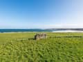 Scrabster, Écosse – Prairie côtière avec vue sur la mer bleue