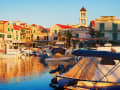 Vodice, Croácia – Passeio marítimo com palmeiras e arquitetura mediterrânica