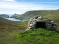 St. Kilda, Schotland – Historische stenen hut in een groen eilandlandschap