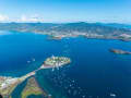 Mayotte – Zeilboten op blauw water voor een bebouwde kust