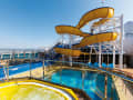 : Jacuzzi, Pool und Wasserrutsche auf Deck 11