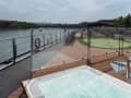 : Sonnendeck mit Whirlpool und Golfrasen