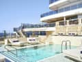 : Pool mit Liegen