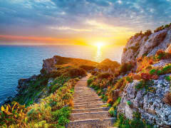 Vue côtière fascinante au coucher du soleil – un temps fort de toute croisière