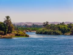 Paisaje fluvial con orillas verdes: lo mejor de todo crucero por el mundo
