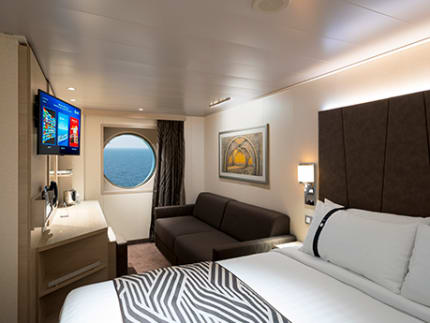 Deluxe Außenkabine Bett Bullauge TV Sofa