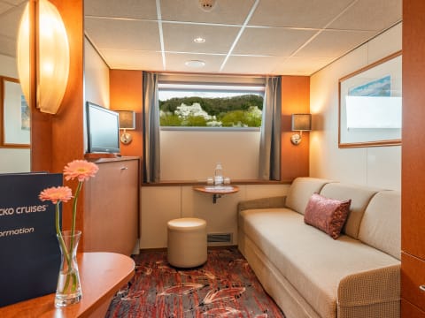 SEC_2-Bett_Hauptdeck_sofa blumen informationen fenster