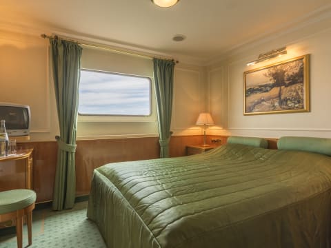 BOR_2-Bett_Kabine_Hauptdeck_Doppelbett fenster vorhaenge