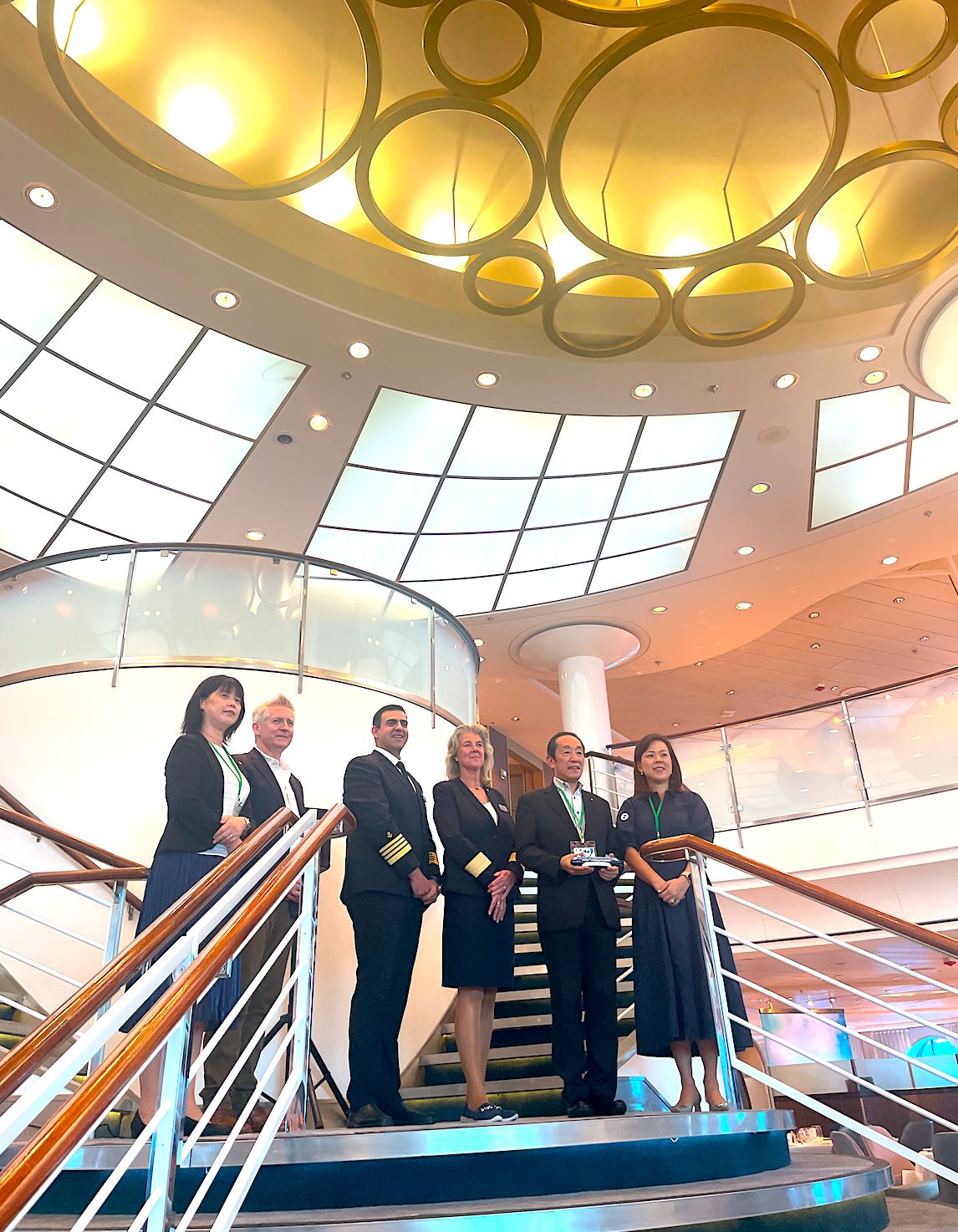 記念品の交換をおこなった中野裕也横浜市港湾局長と、ティム・ジョーンズ ロイヤル・カリビアン・グループ オーストラリア＆APAC バイスプレジデント兼マネージングダイレクター