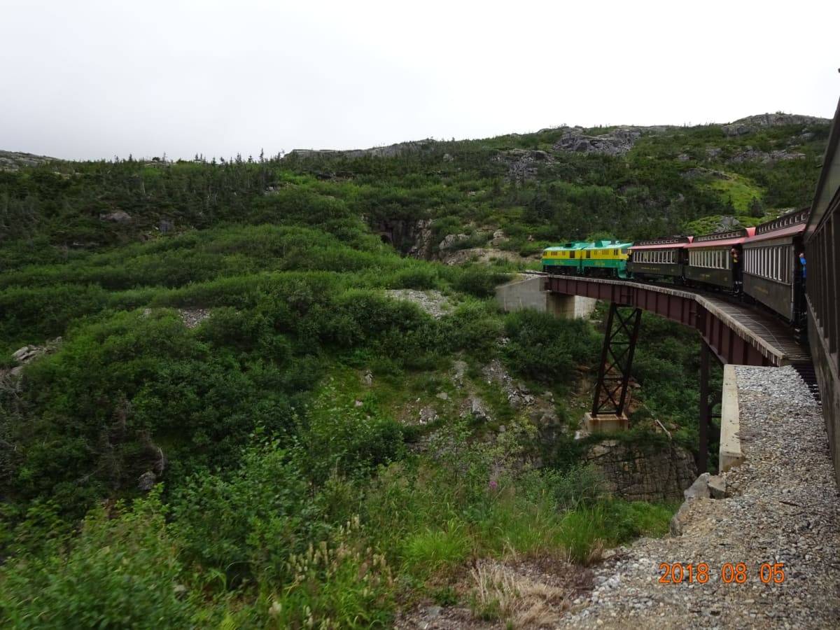 険しい谷を走る列車。ゴールドラッシュの気分が味わえます。 | スカグウェイ（アラスカ州）