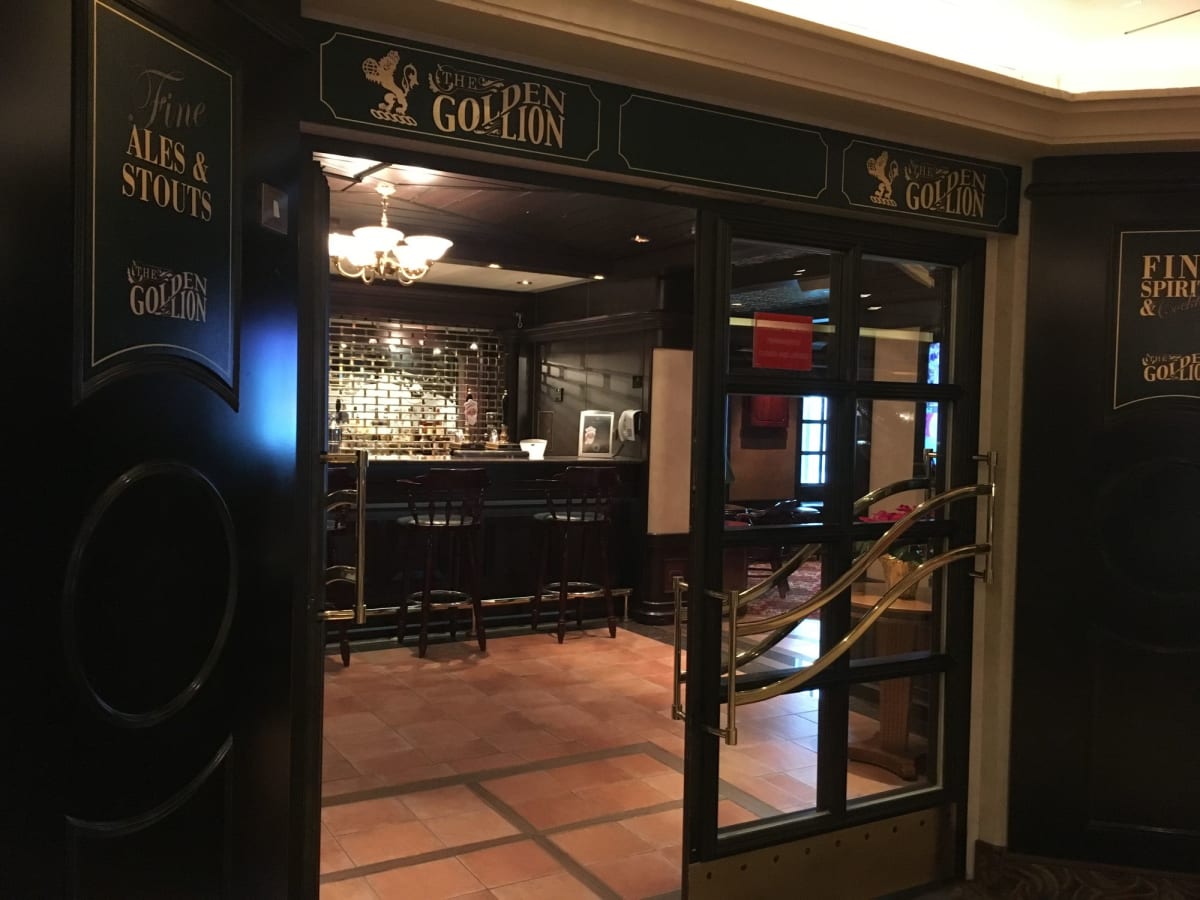 ロンドンにある老舗パブGolden Lion。 | 客船クイーン・ヴィクトリアの船内施設