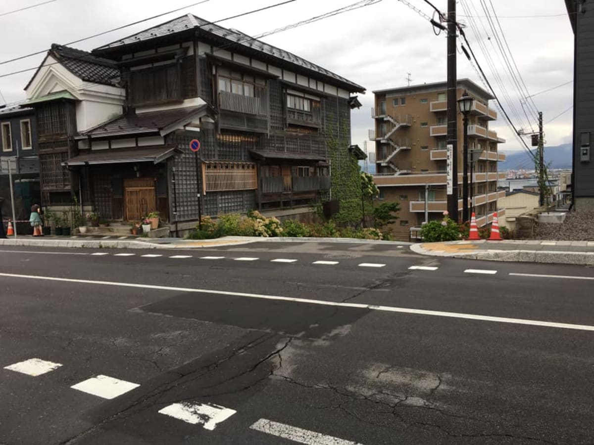 電停・末広駅から坂を登った所にある日下部邸。お城の様な石垣の上に建てられていた。