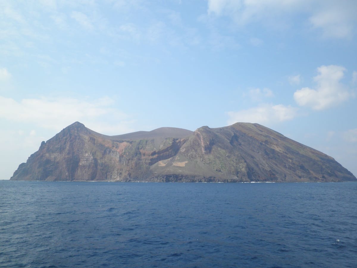 東京から約1,000Kmの小笠原を目指して―
途中にはアホウドリの生息地「鳥島」がご覧いただけます | 小笠原（東京）