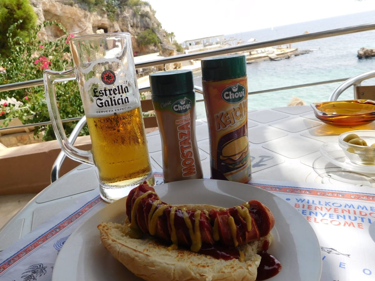マヨルカのビーチで地中海を眺めながらビールとホットドッグ！ | パルマ・デ・マヨルカ（マヨルカ島）
