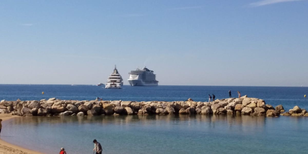 沖に停泊中のmsc sea view | カンヌ・リビエラでの客船MSCシービュー