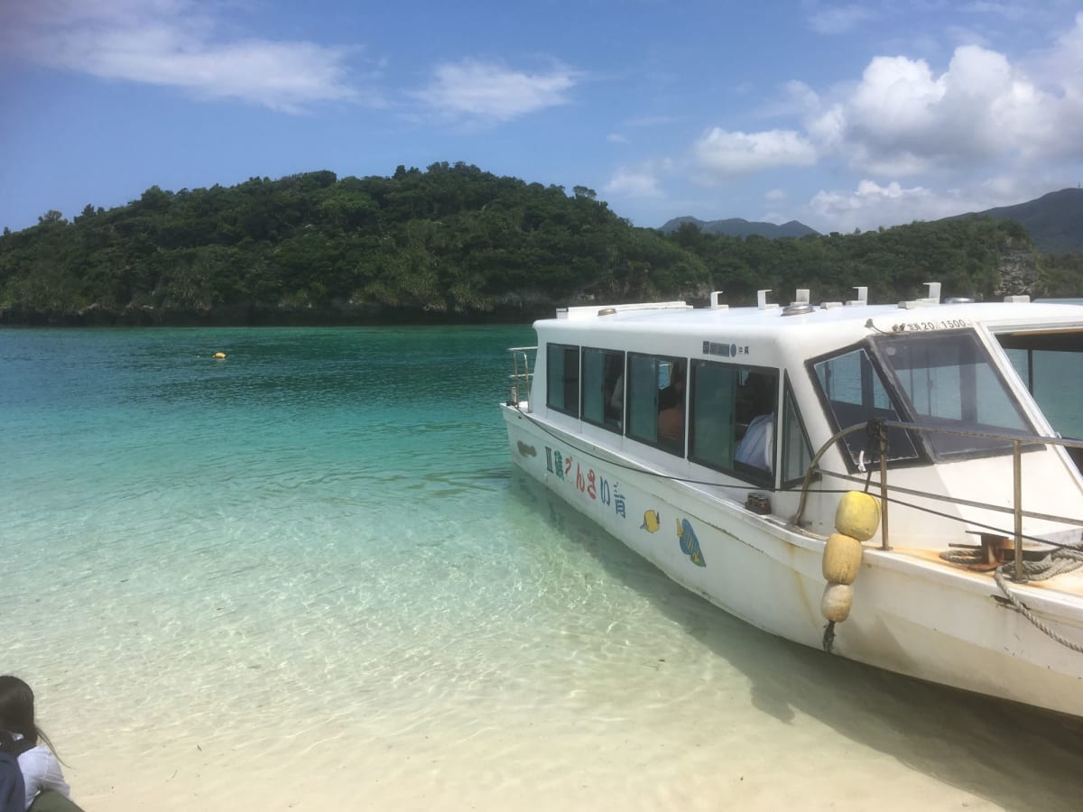 川平湾のグラスポート。港で観光付でタクシーをお願いし、運転手さんがチケットを取ってくれました。 | 石垣島