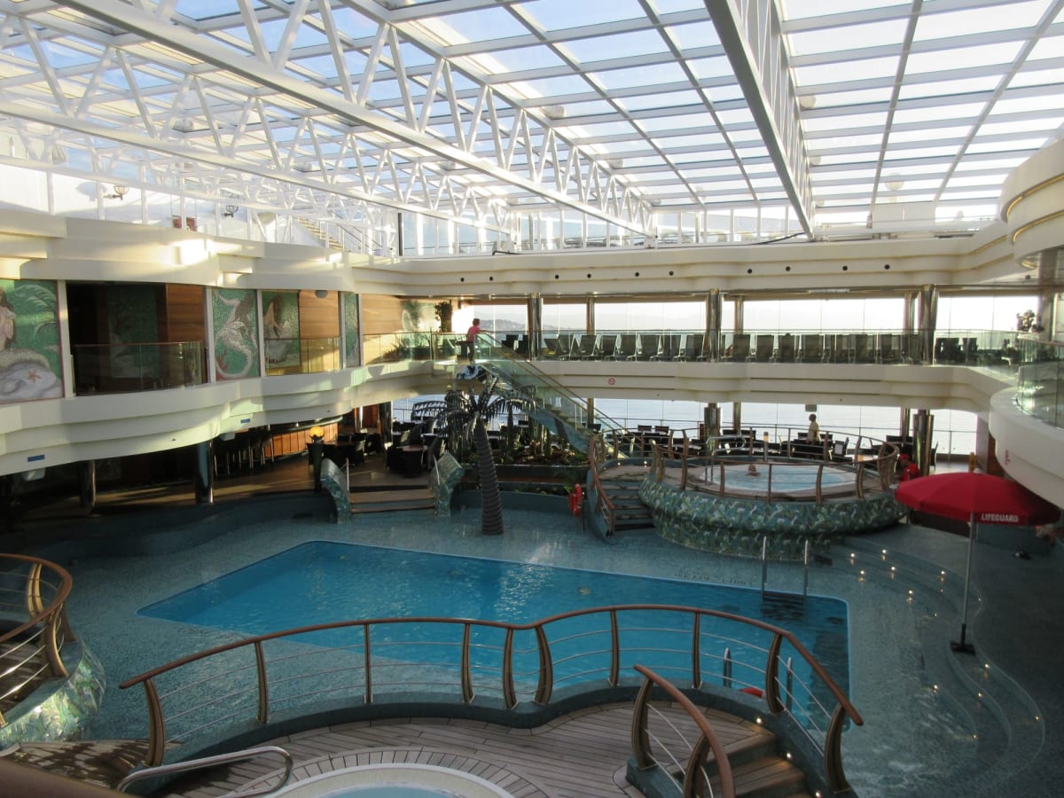 Indoor pool on 14FL | 客船MSCディヴィーナの船内施設