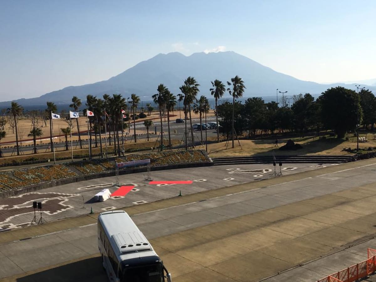 翌々朝、鹿児島港（マリンポートかごしま）に入港。桜島の右手から朝日が昇ります。 | 鹿児島