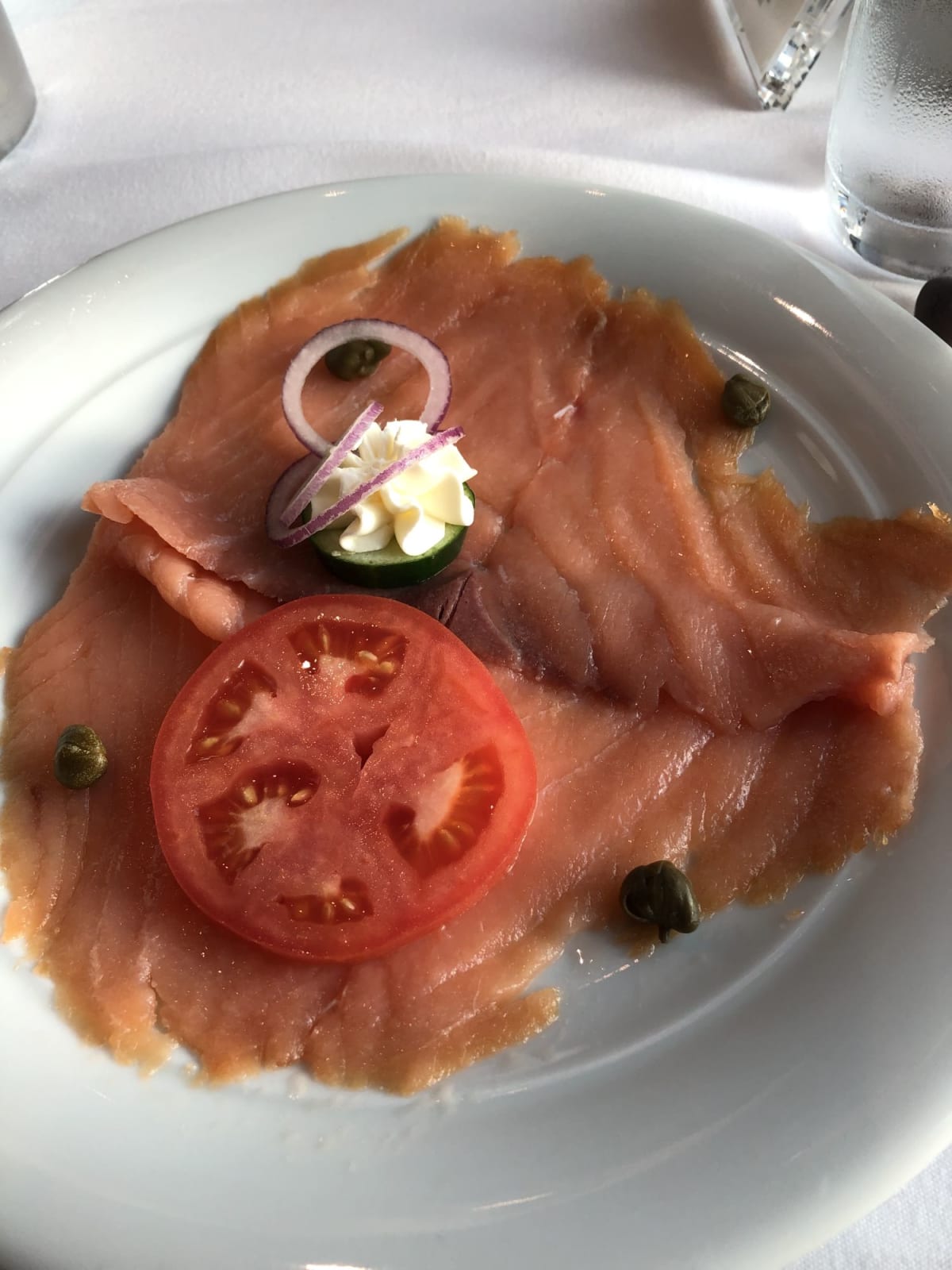 メインダイニングの朝食で頼んだサーモンとクリームチーズのベーグル
ですが他のおいしいパンを食べたかったのでベーグルなしにしてもらいました。 | 客船ノルウェージャン・ジェイドのダイニング、フード＆ドリンク