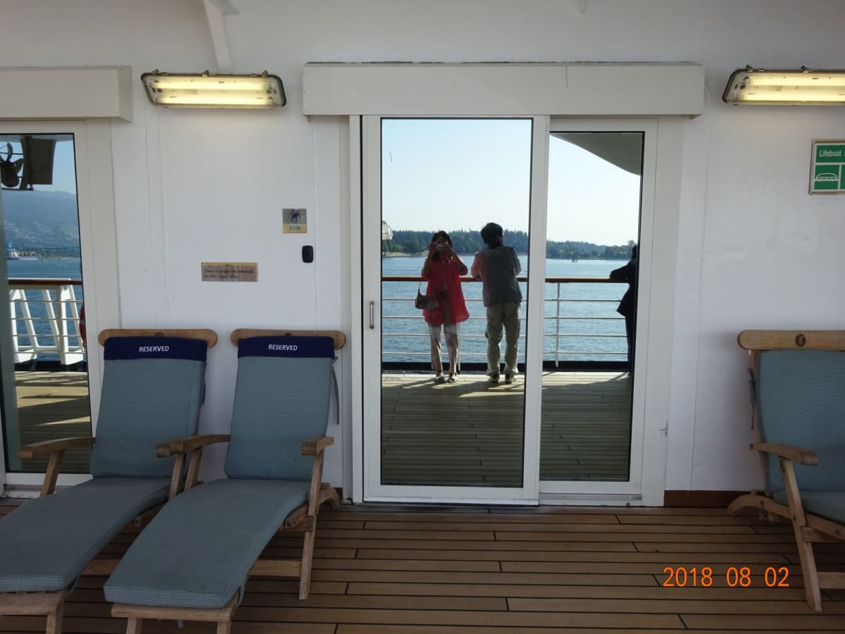デッキから見た部屋の出入口。ここからすぐにデッキに出られるので、とても便利です。部屋専用の椅子もあります。 | 客船フォーレンダムの船内施設
