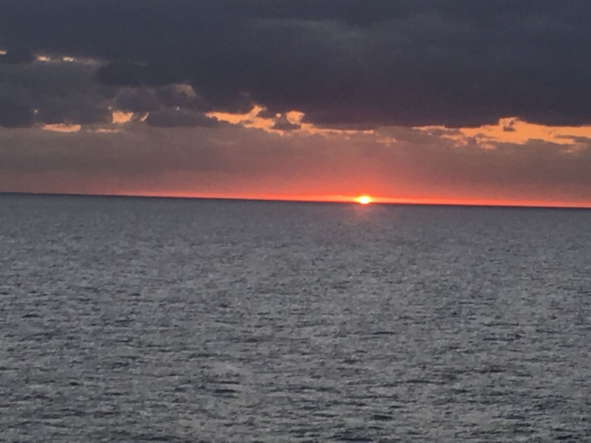パレルモ出港後、地中海に沈む夕日です。海も穏やか。 | パレルモ（シチリア島）