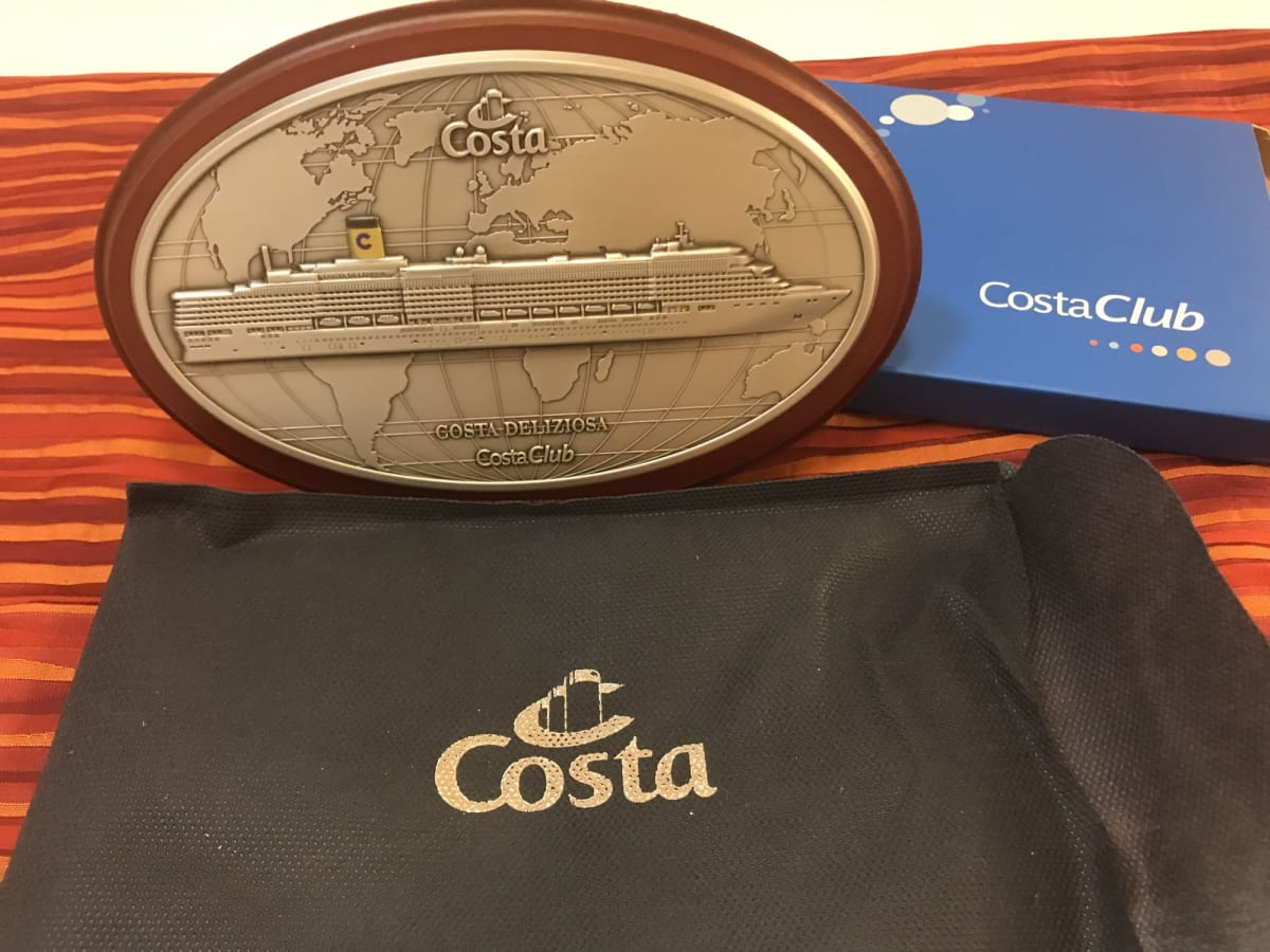 Costa Clubからの乗船記念品
前回はシップモデルだったが今回は盾だった。